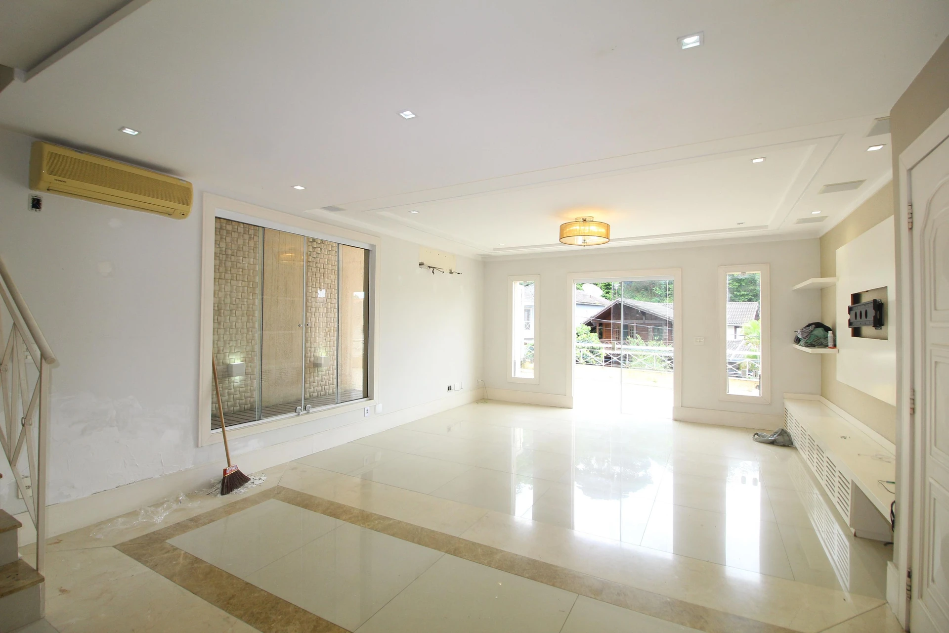 4-bedroom house with a mountain view — photo 3