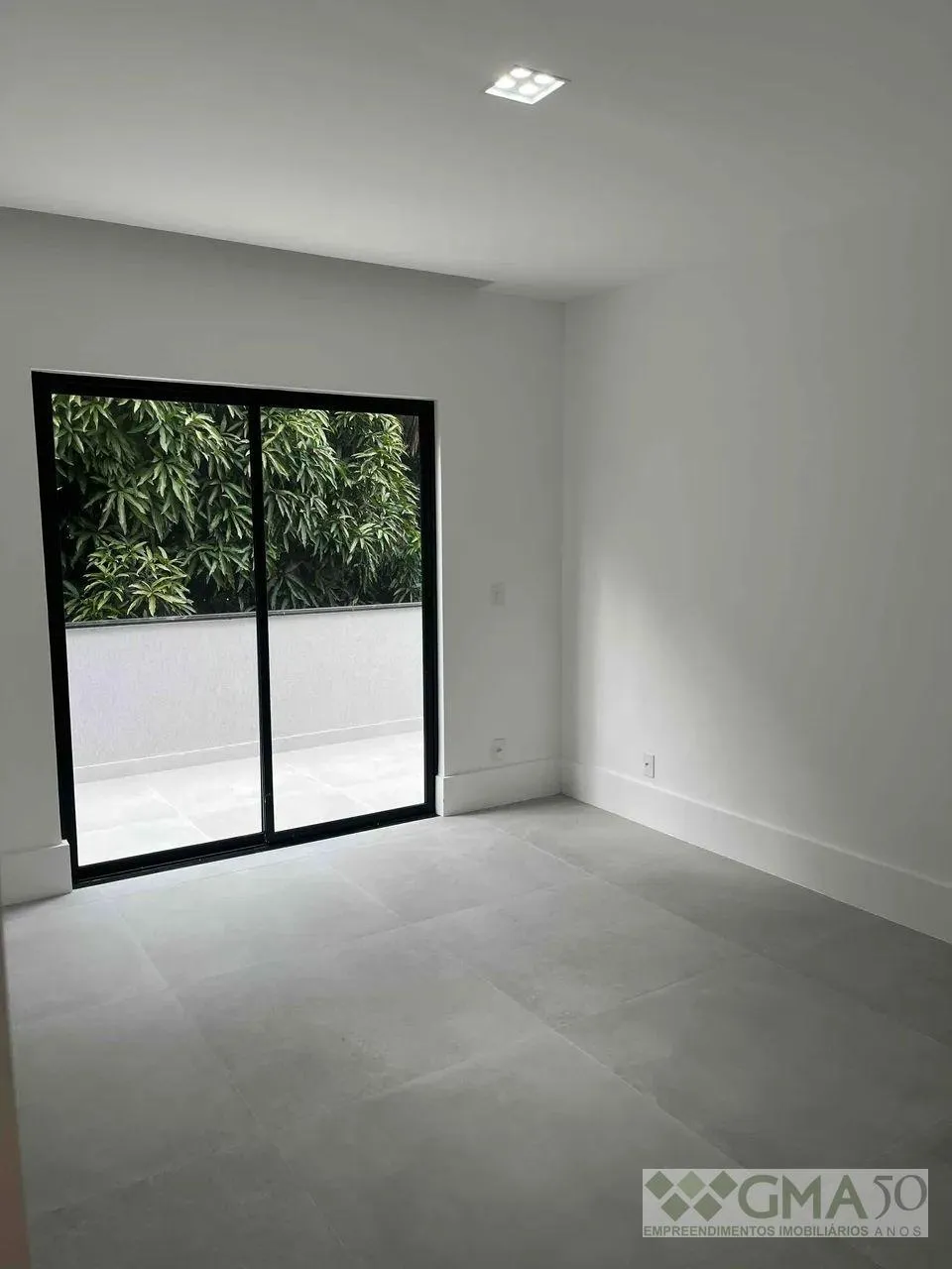 Unfurnished house with open-plan kitchen and 3 parking spots — photo 13