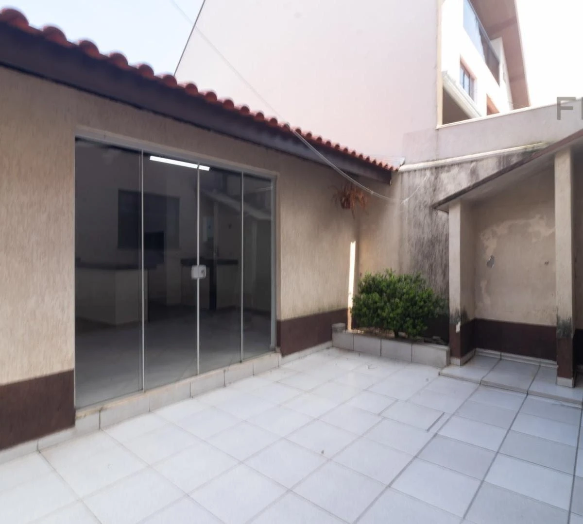 4-bedroom house with a bathtub in Curitiba — photo 14