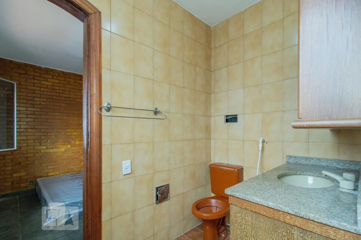 Rental house with 4 bedrooms and a private garden — photo 10