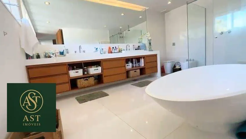 686 m² house with floor-to-ceiling windows and a bathtub — photo 50