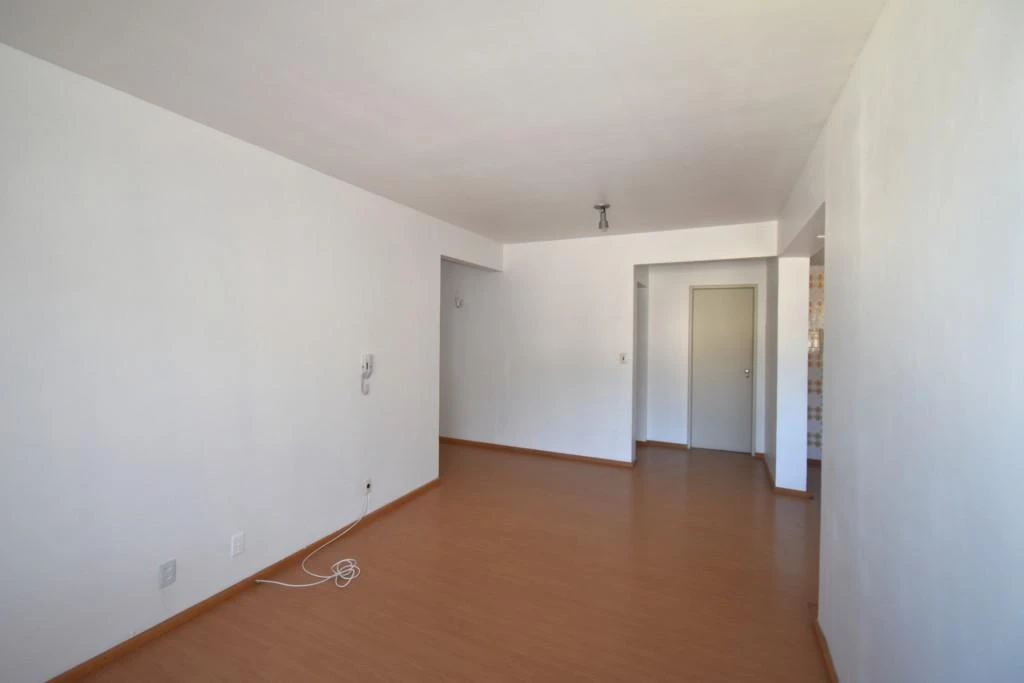 Деревянный пол или ламинат и 1 спальня: квартира 50 м² — photo 9