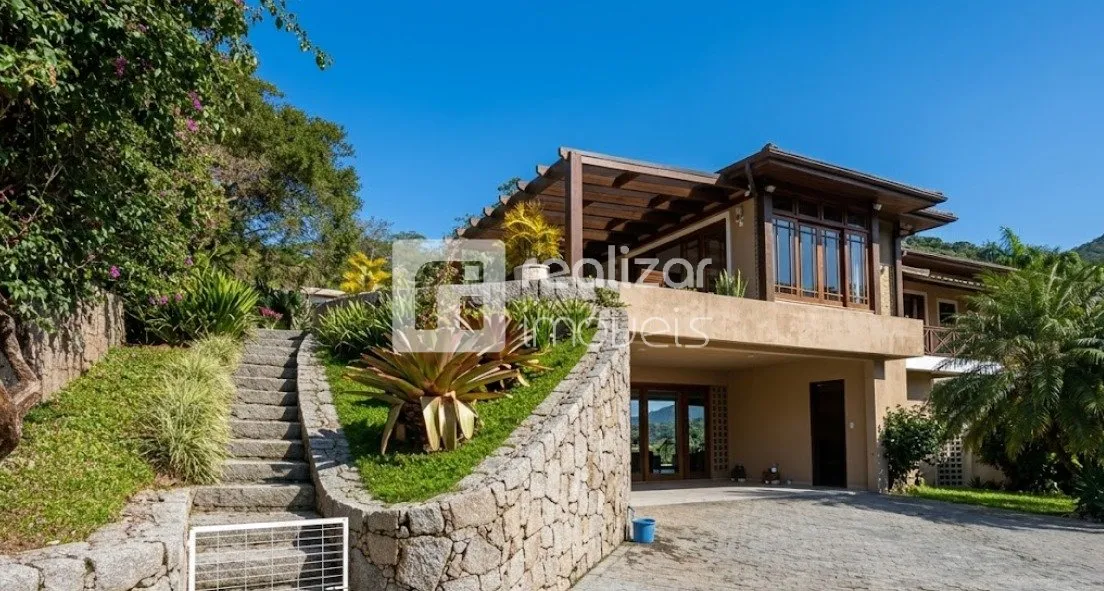 House with 5 bedrooms and 5 bathrooms, 4 parking spots
