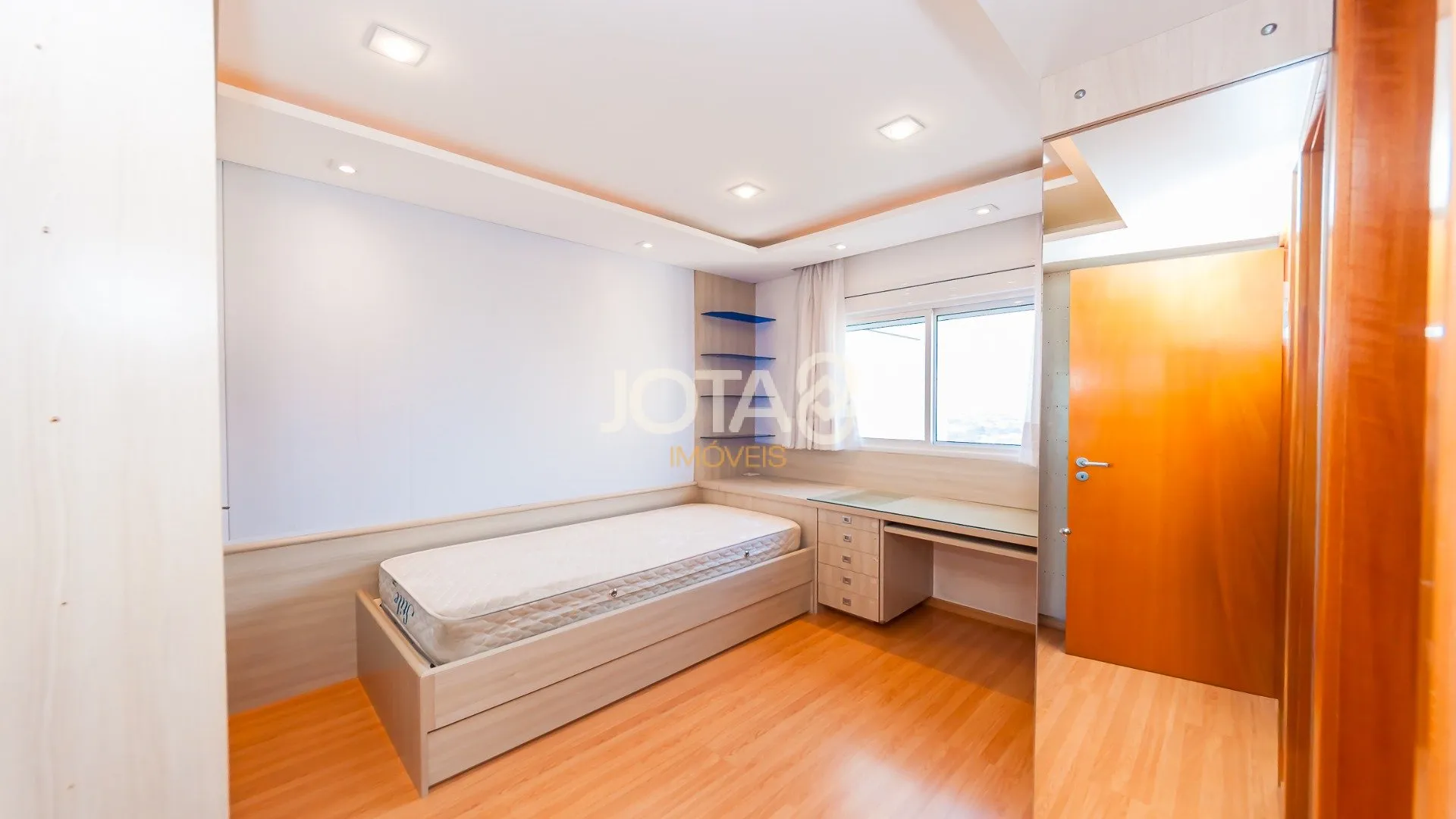 3 en-suite bedroom apartment with balcony and 267 m² — photo 18