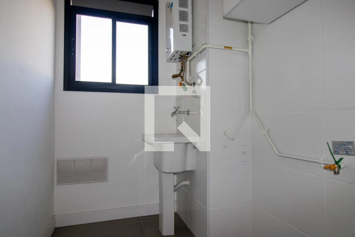 One-bedroom apartment in a building with a gym — photo 34