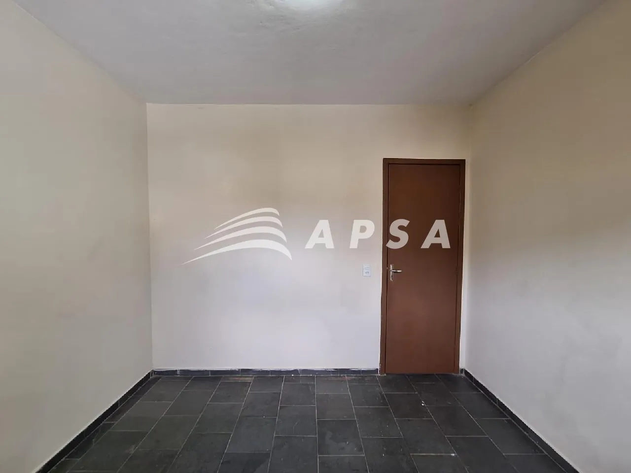 Casa com 2 quartos e cozinha fechada com fogão a gás — photo 10