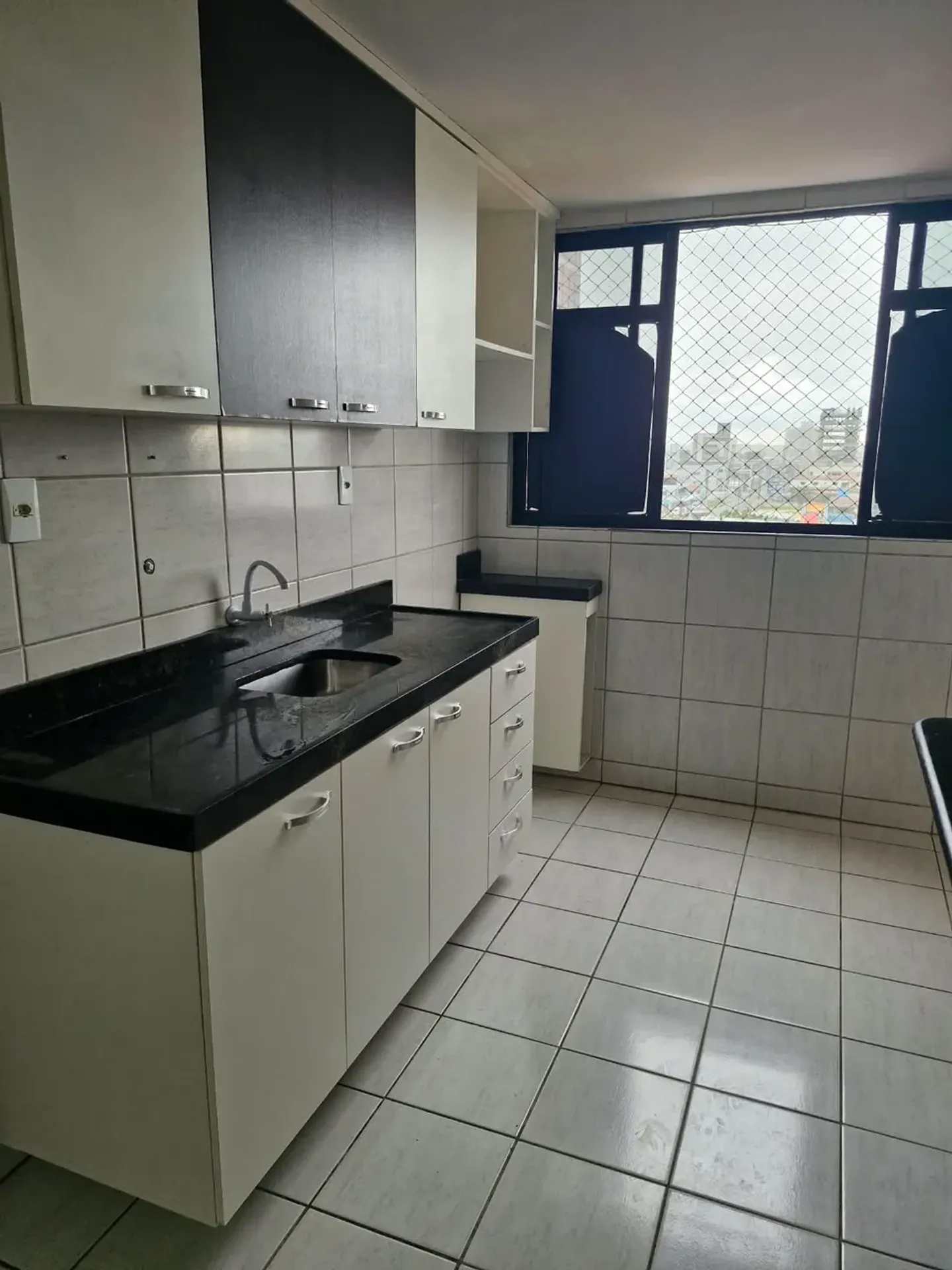 3-bedroom apartment in a building with a pool — photo 2