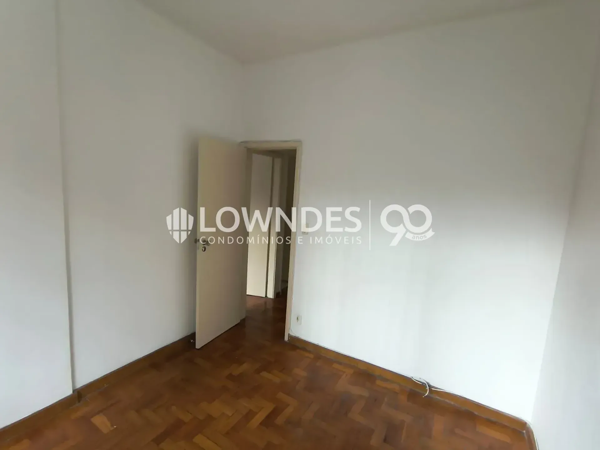 3-bedroom apartment with wood or laminate floors — photo 17