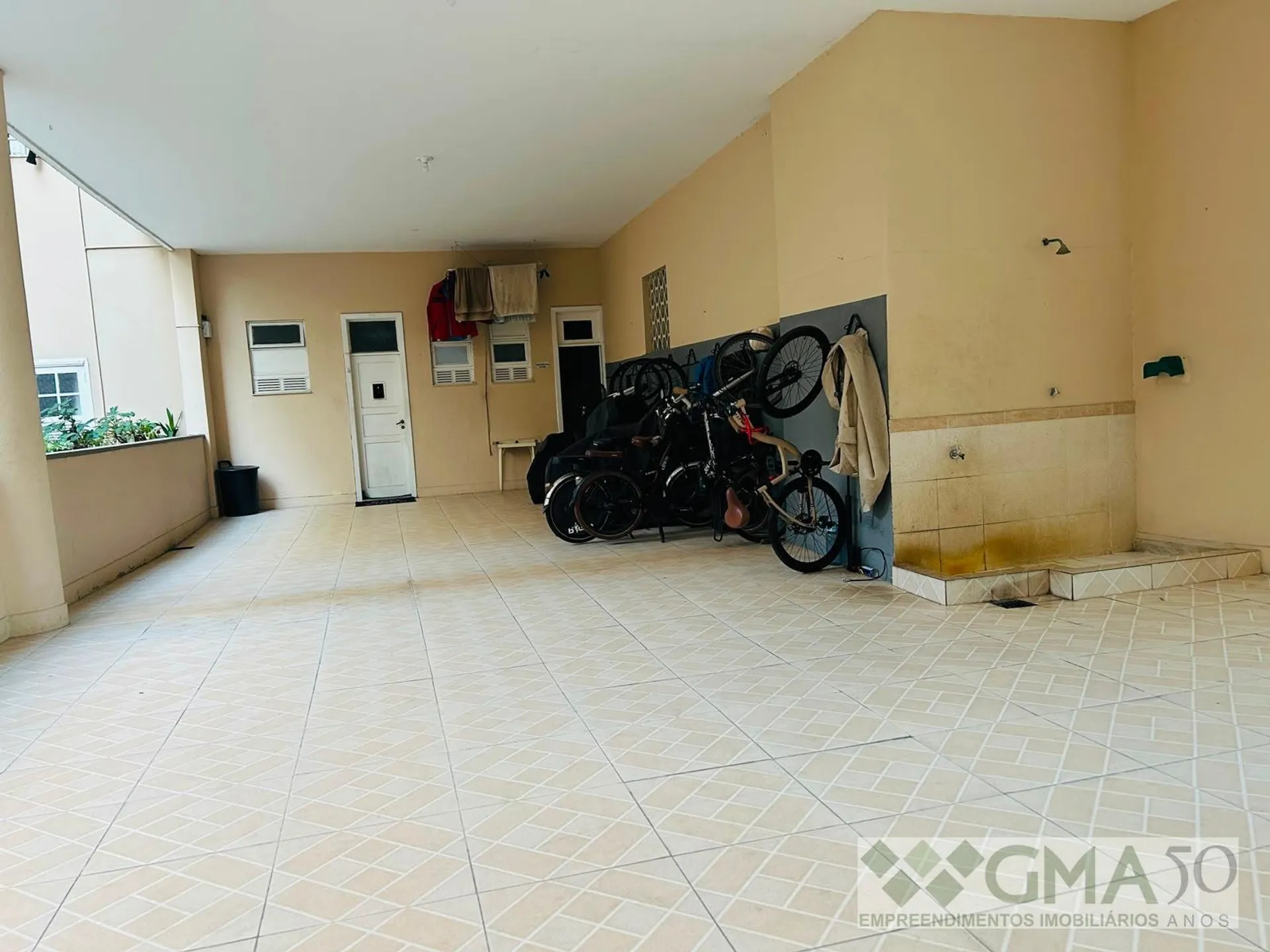 Apartamento com cozinha fechada e fogão a gás — photo 32
