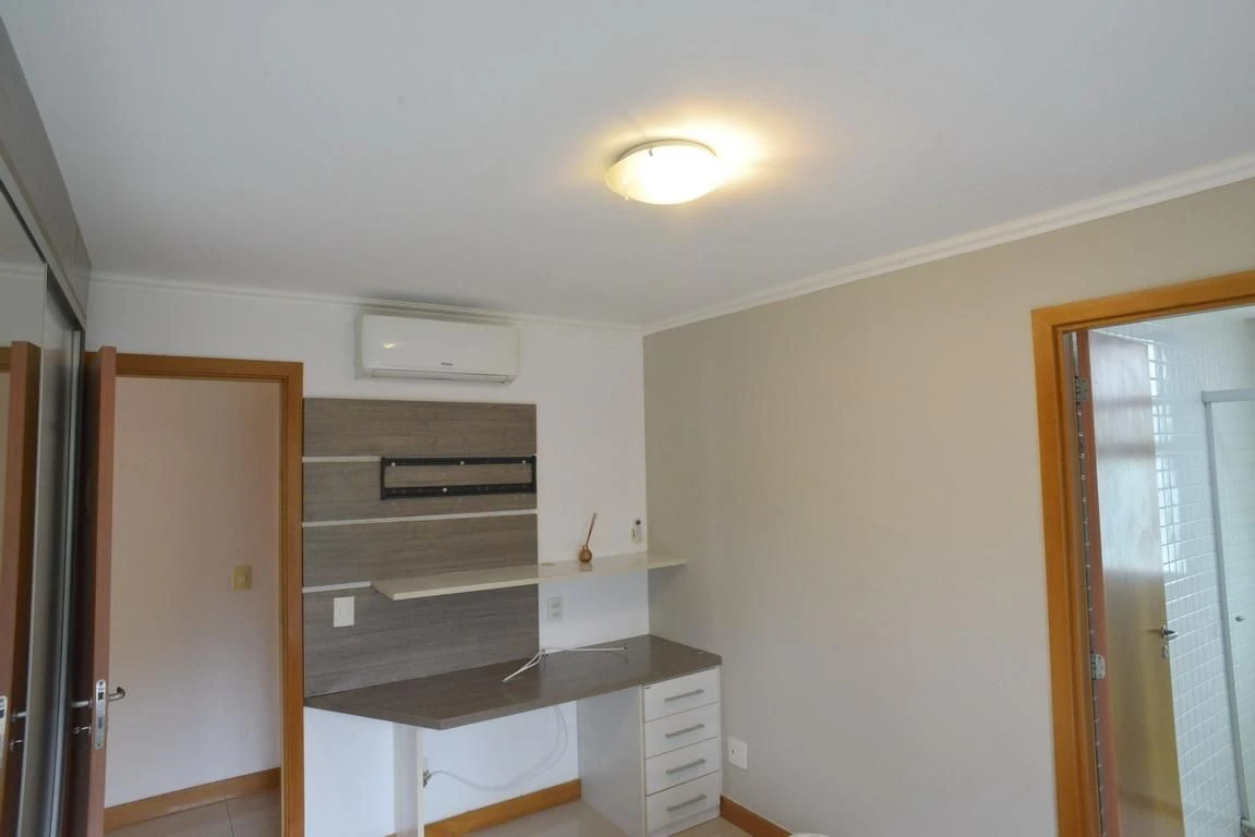 Jacuzzi in a 4-bedroom apartment, 233 m² — photo 12