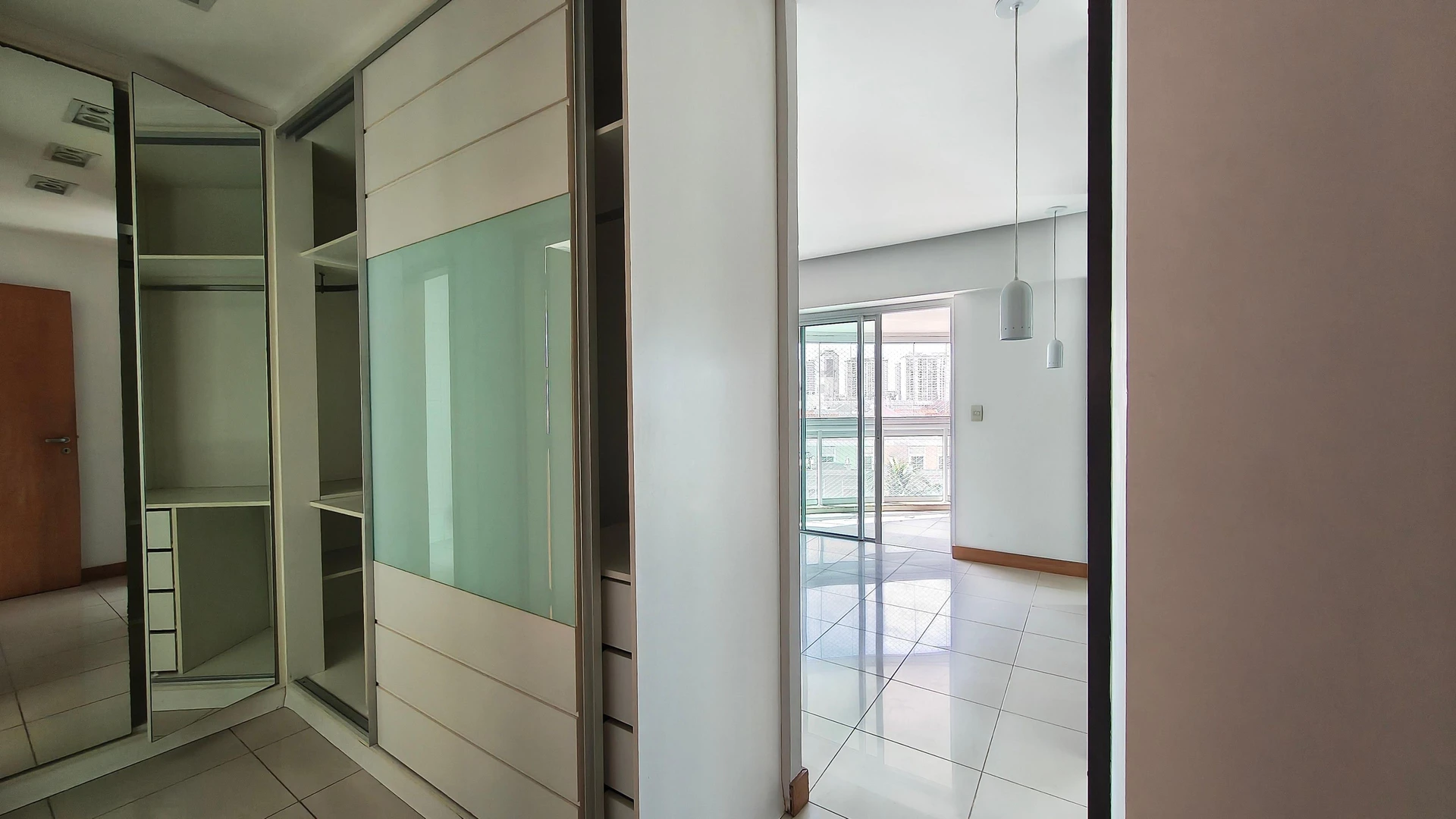 Apartamento com 3 suítes e fogão a gás na cozinha — photo 4