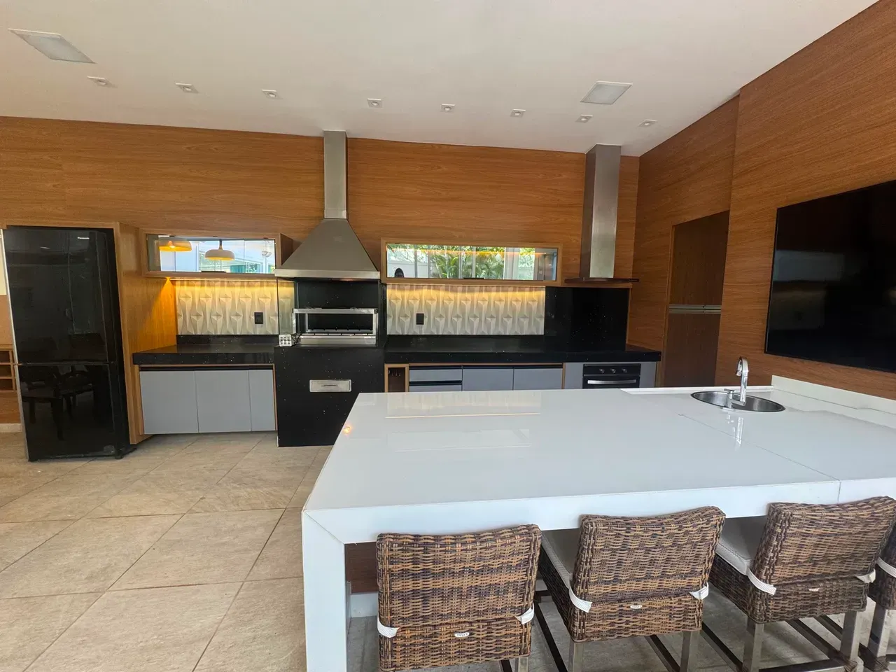 Furnished house, 750 m², with floor-to-ceiling windows — photo 10