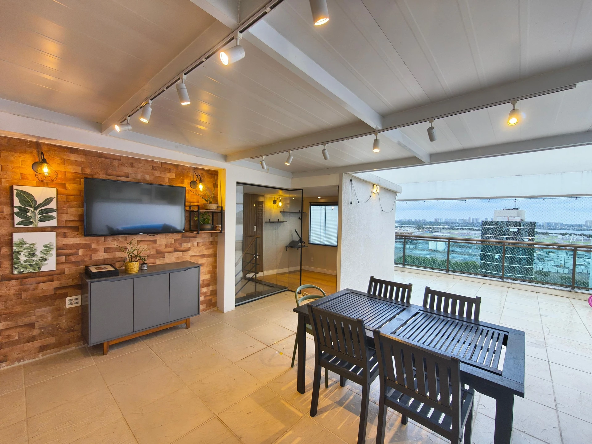 Floor-to-ceiling windows in a 3-bedroom apartment, 140 m² — photo 33