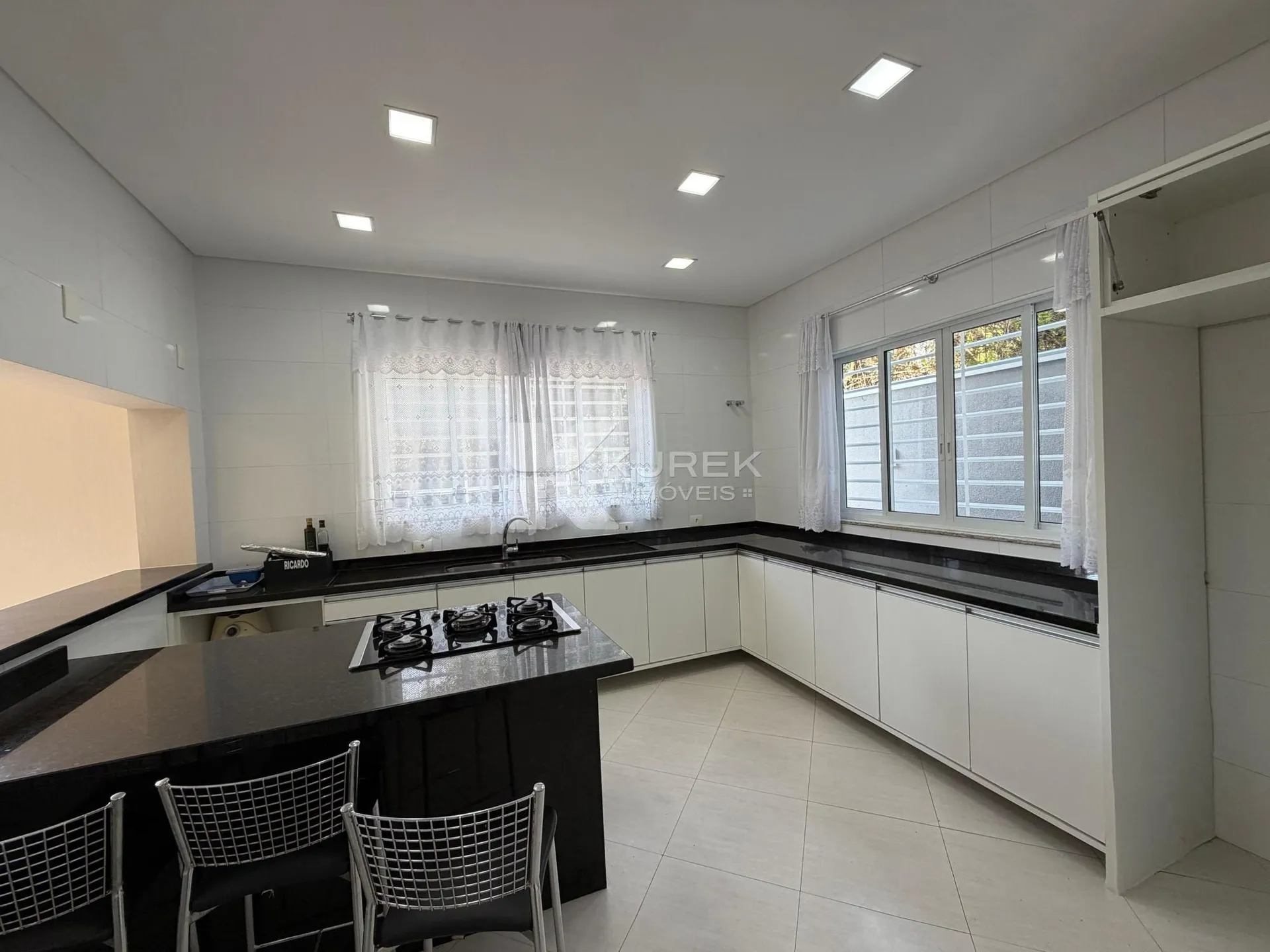 Garden in a 4-bedroom house, 380 m² — photo 2