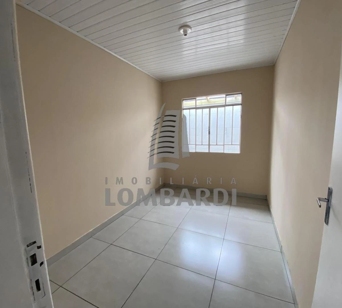 Wood or laminate floors in a 3-bedroom house, 100 m² — photo 6
