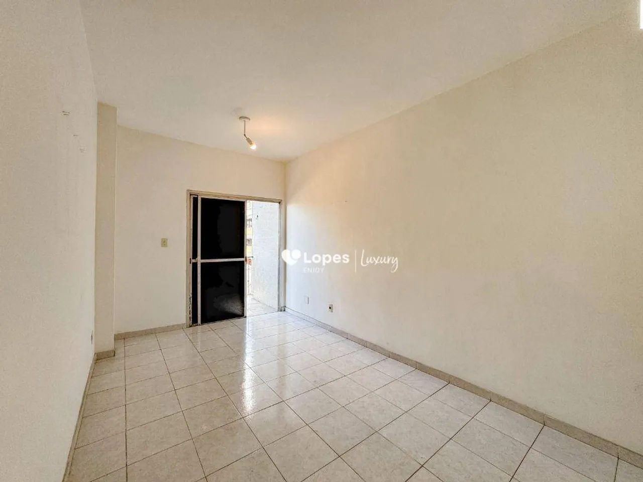 Unfurnished 2-bedroom apartment with a balcony — photo 9