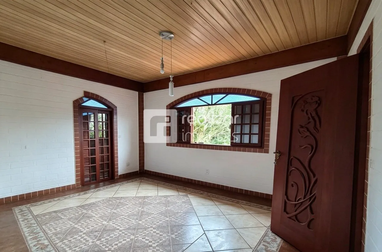 3-bedroom house with a grill on the balcony