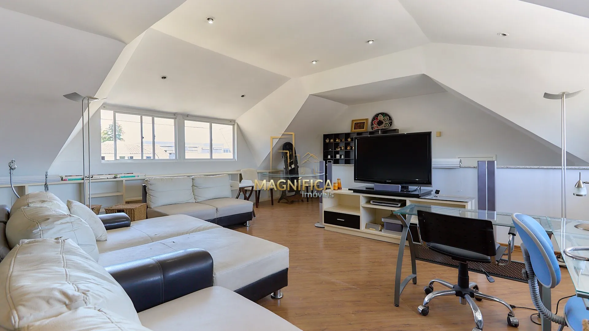 House with 4 bedrooms and 3 en-suite suites, 4 parking spaces — photo 48