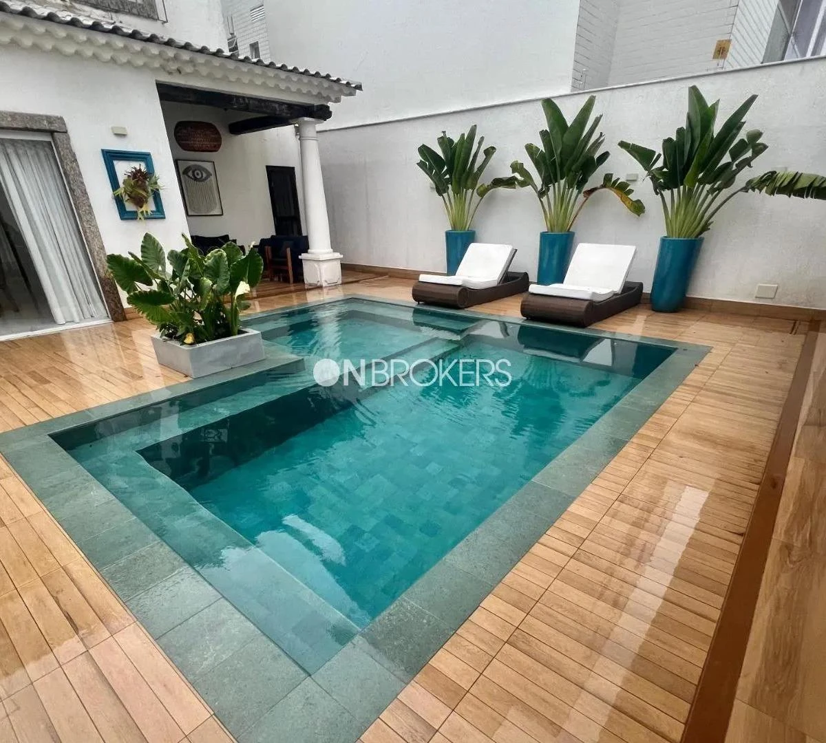 House, 800 m², with a grill on the balcony — photo 11