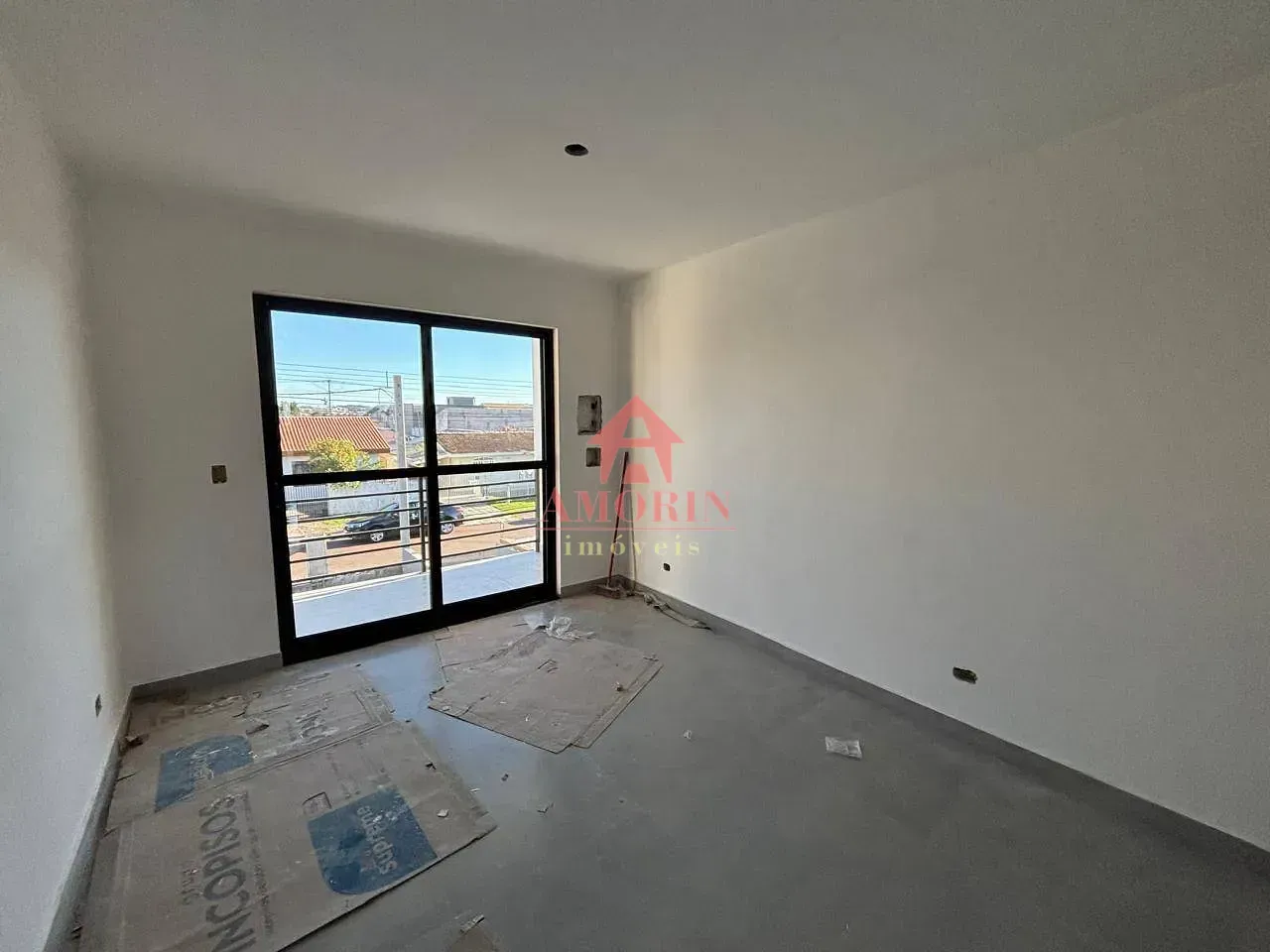 House with 3 bedrooms and 2 bathrooms, with balcony