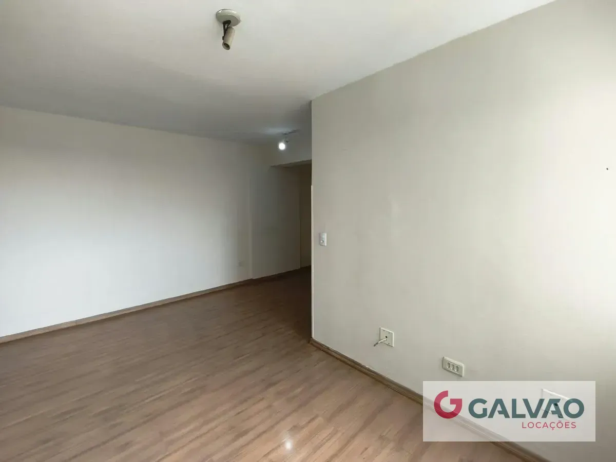 Departamento de 3 dormitorios con piso de madera o laminado