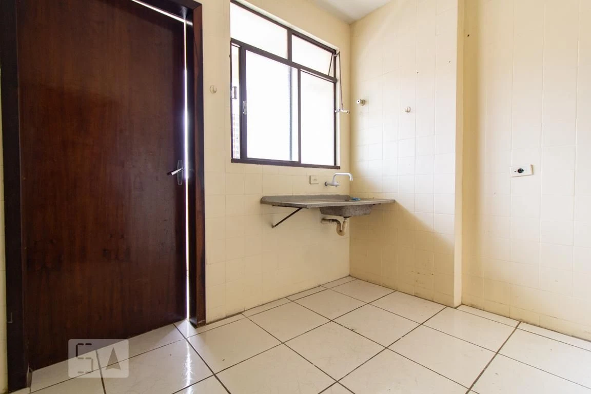 2-bedroom apartment with wood or laminate floors in Curitiba — photo 4
