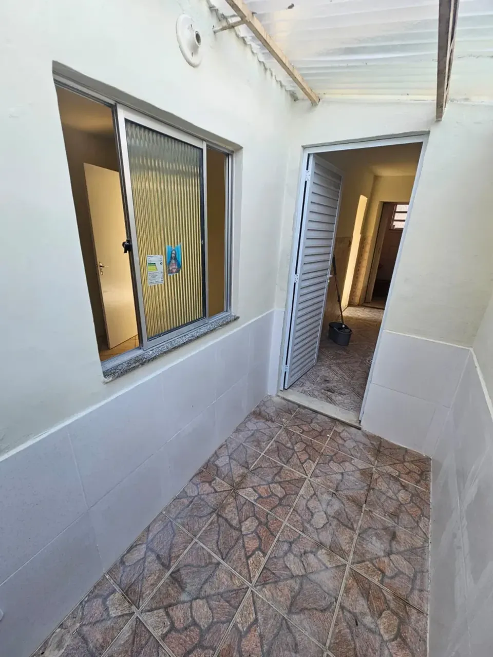 1-bedroom house with 1 bathroom no parking included — photo 3