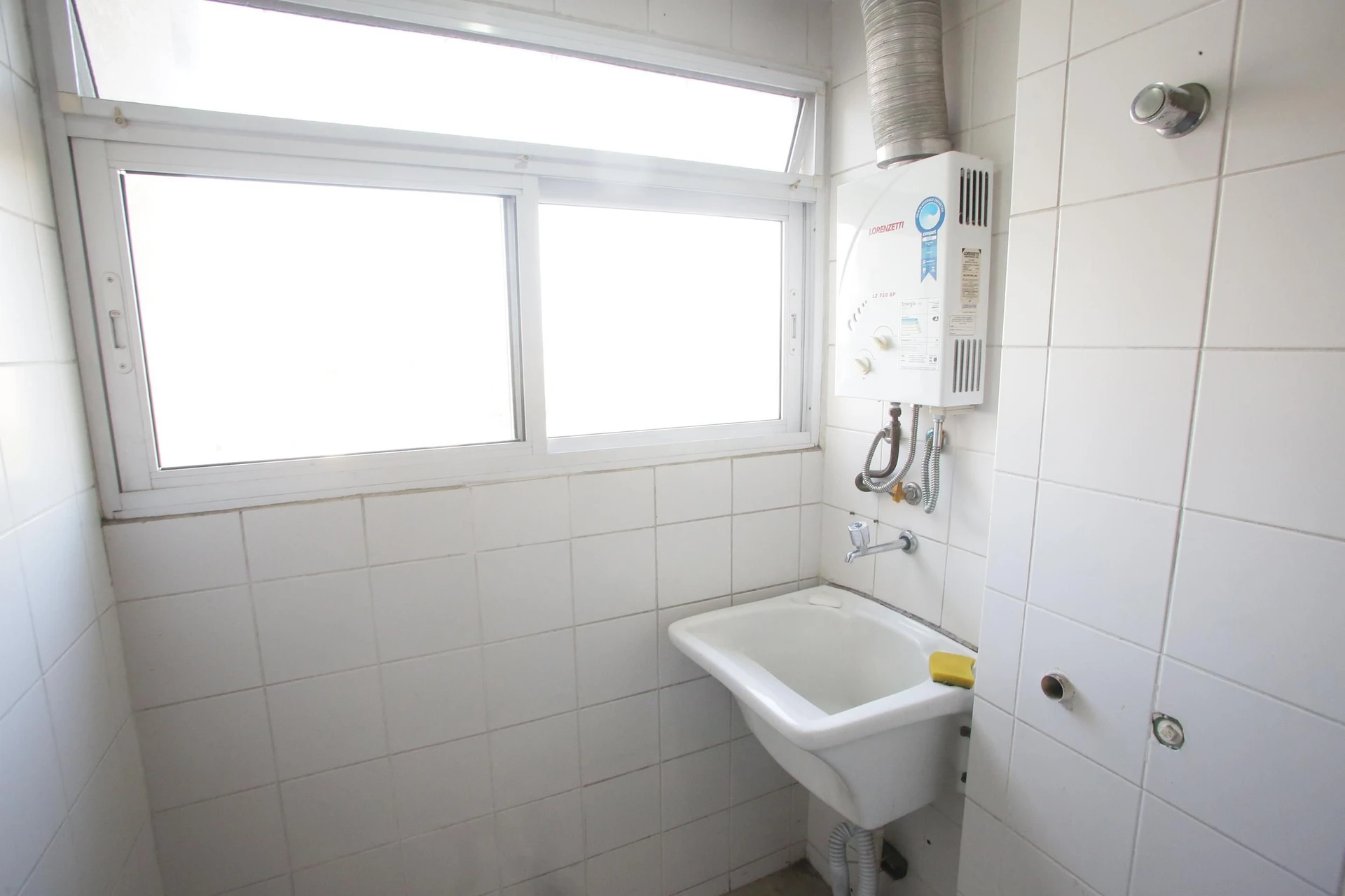 2-bedroom apartment with a mountain view — photo 8