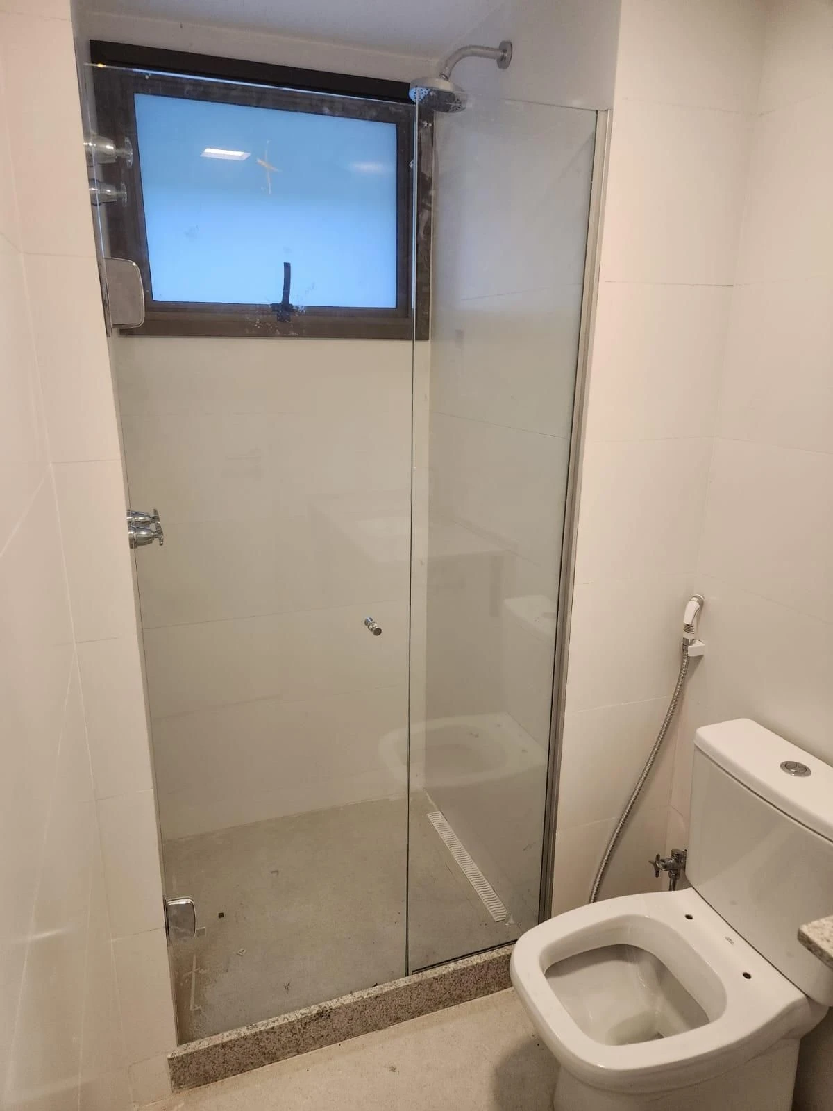 Unfurnished studio with open-plan kitchen and air conditioning — photo 4