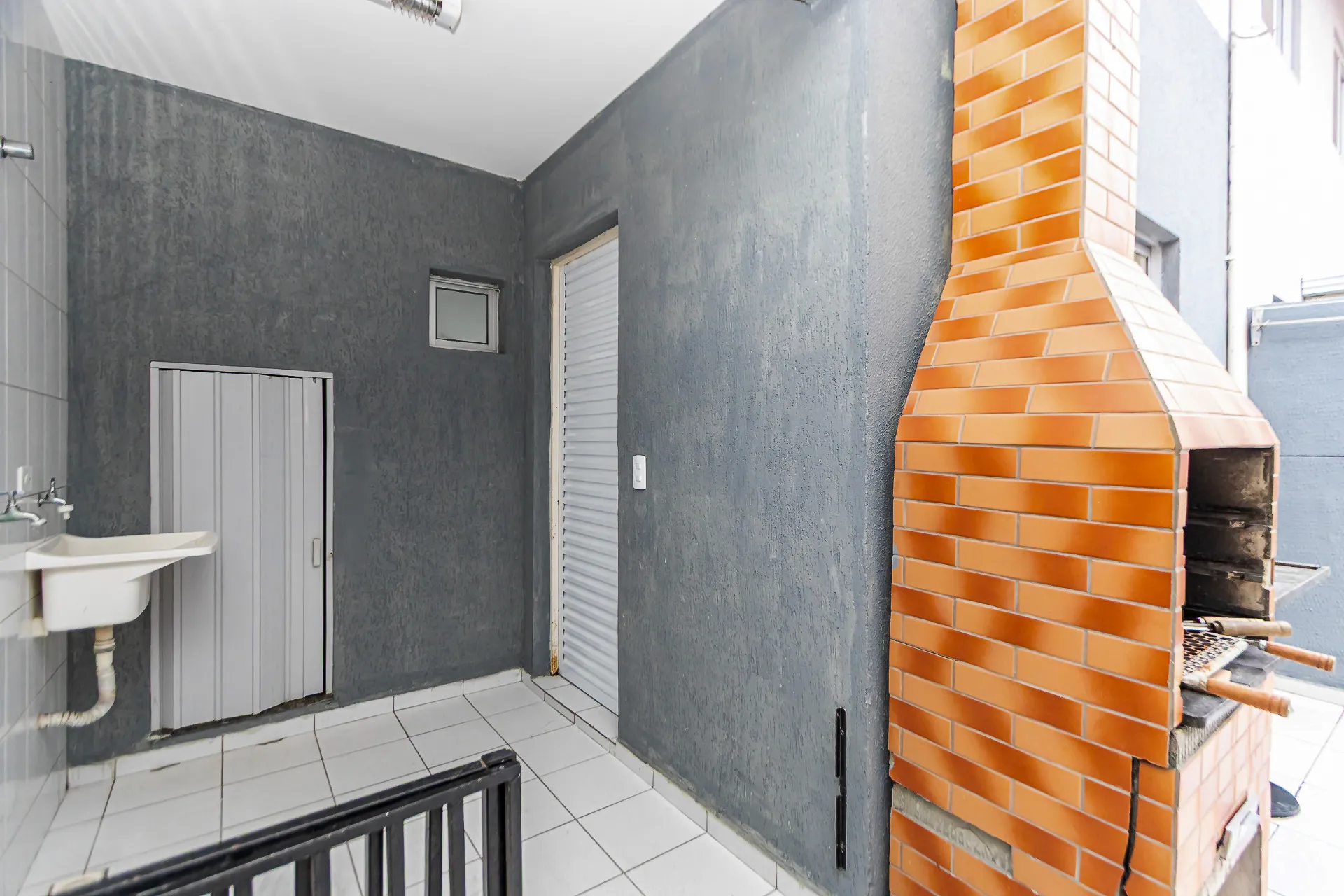 3-bedroom house with a grill on the balcony