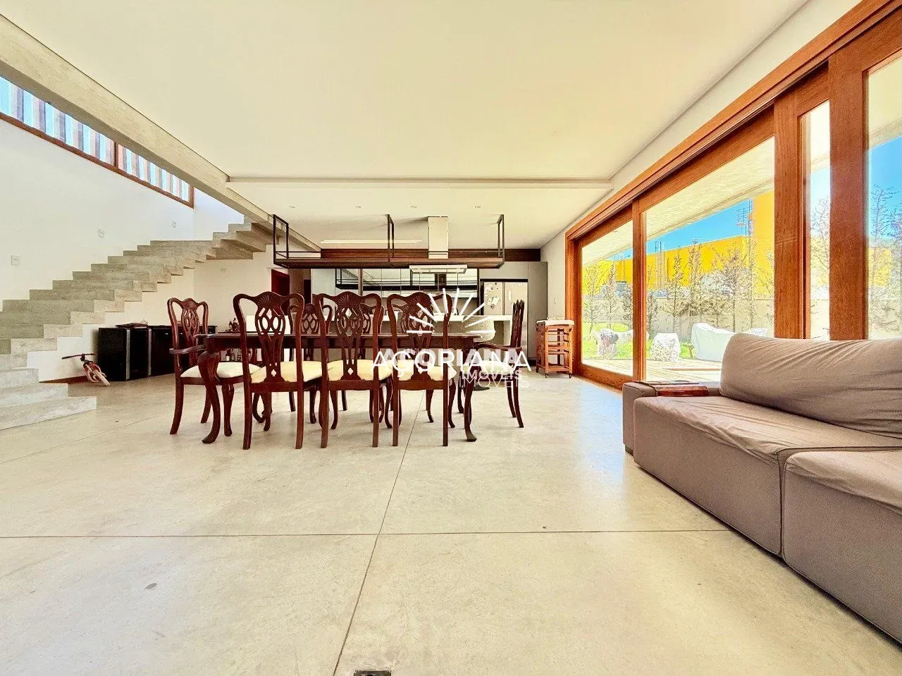 House with open-plan kitchen and 5 bedrooms over 558 m² — photo 2