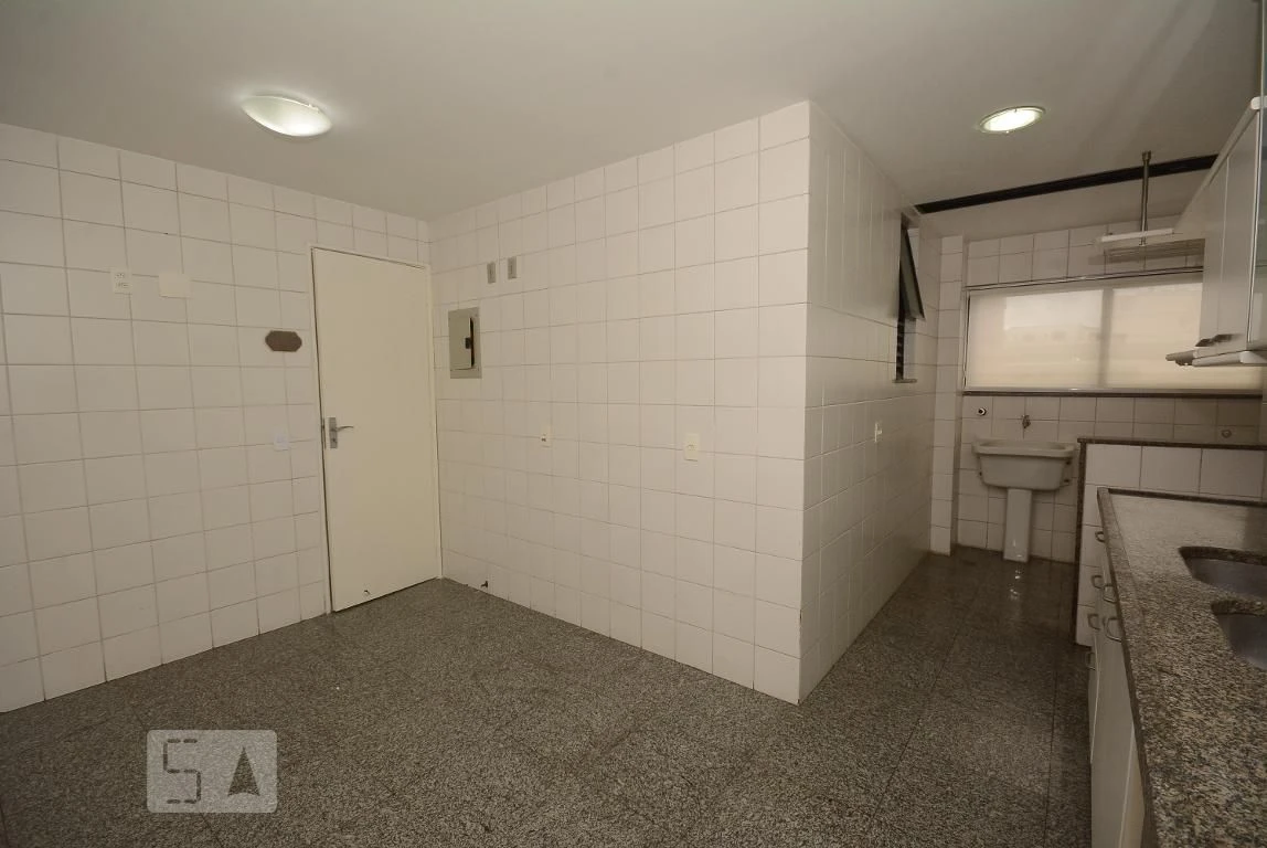 4-bedroom apartment in a building with a pool — photo 9