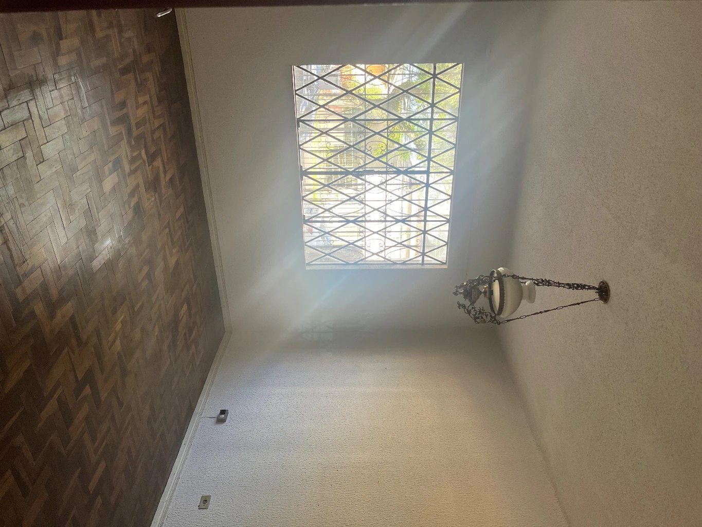 Rental house with 3 bedrooms and tiled living room floor