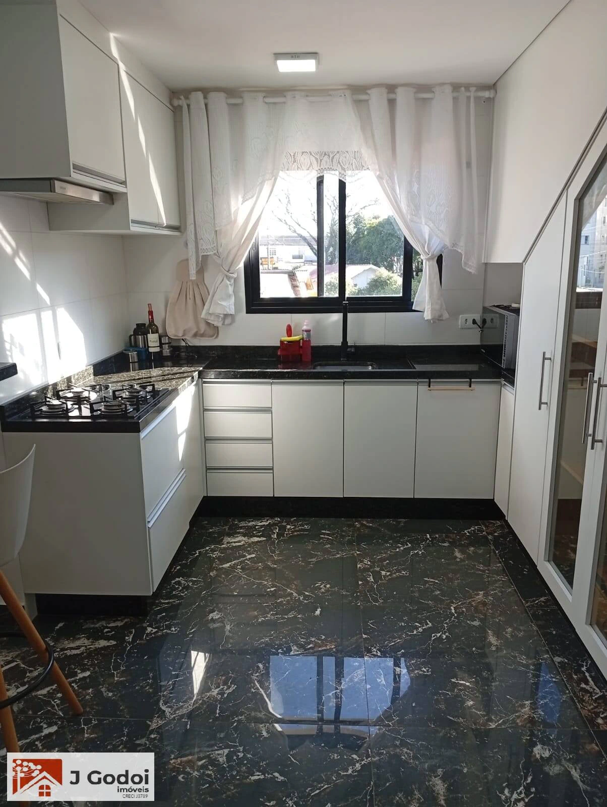 2-bedroom apartment, 1 with its own bathroom, 292 m² — photo 2