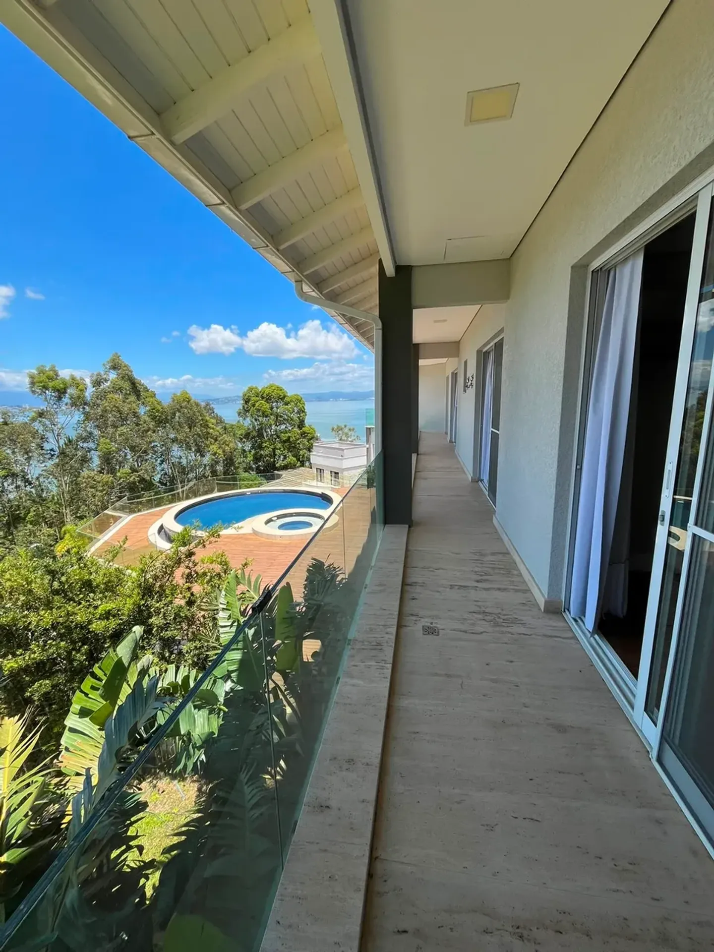 Casa de 1000 m² con vista al agua y chimenea — photo 42