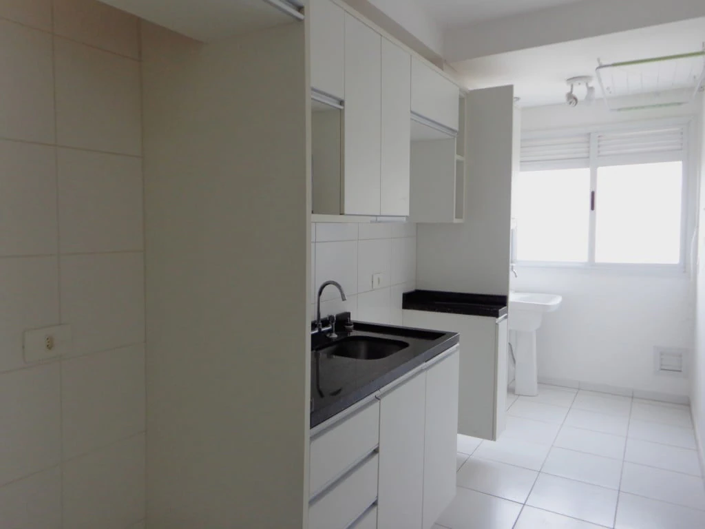 2-bedroom apartment with wood or laminate floors in Curitiba — photo 8