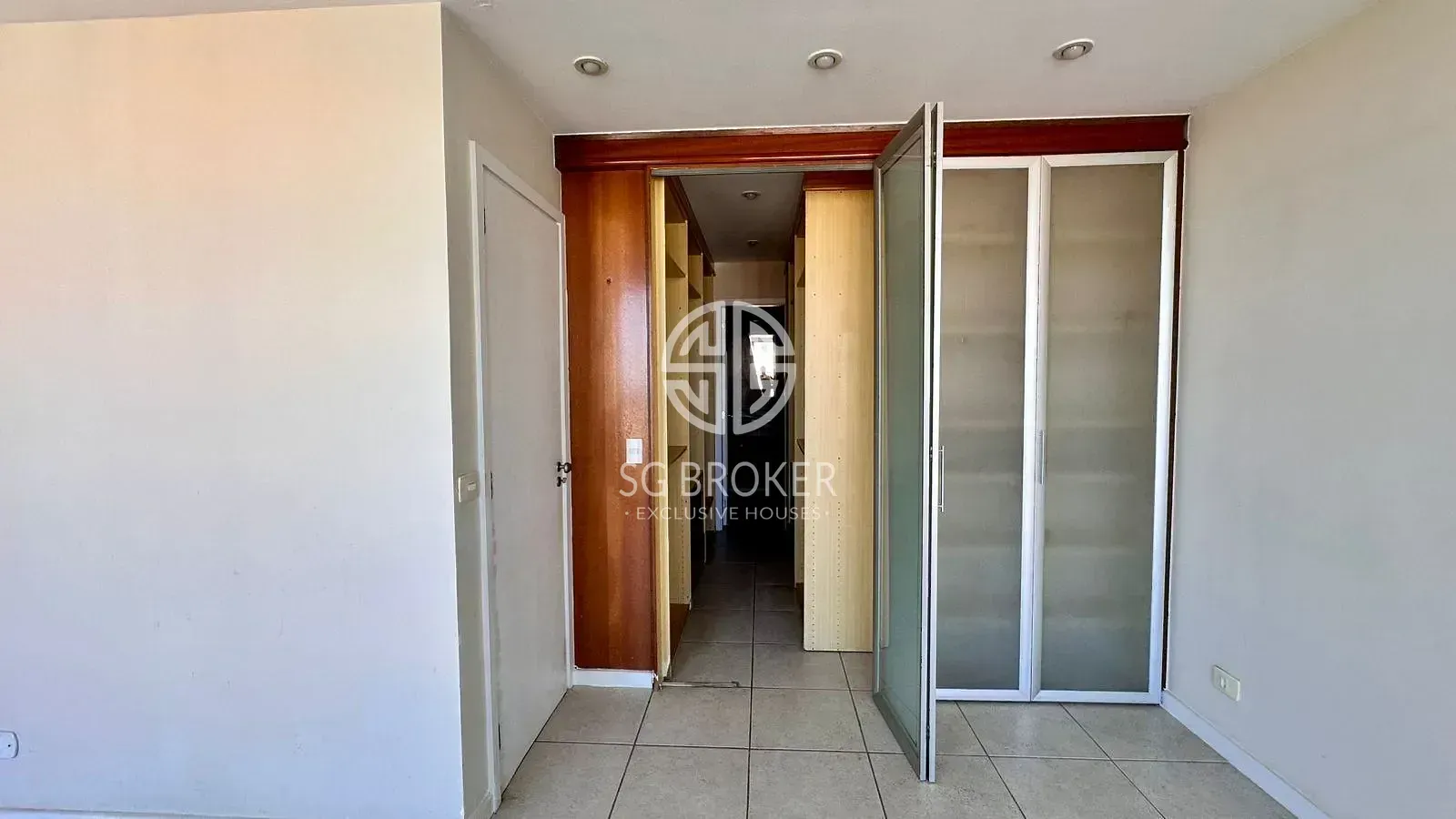 Apartment with 3 bedrooms and 5 bathrooms, with a balcony — photo 21