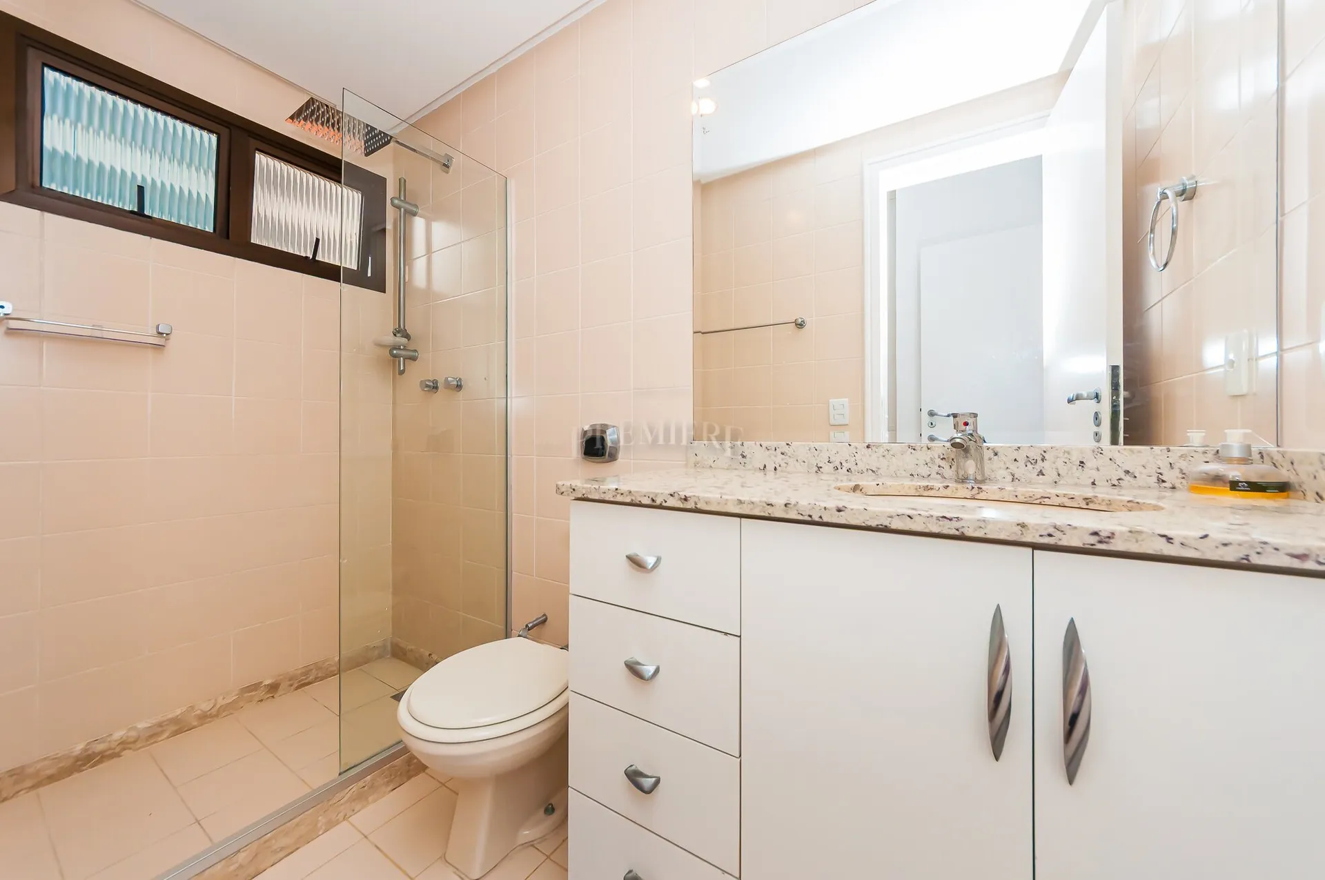 3 en-suite bedrooms in a 174 m² apartment with 2 spots — photo 18