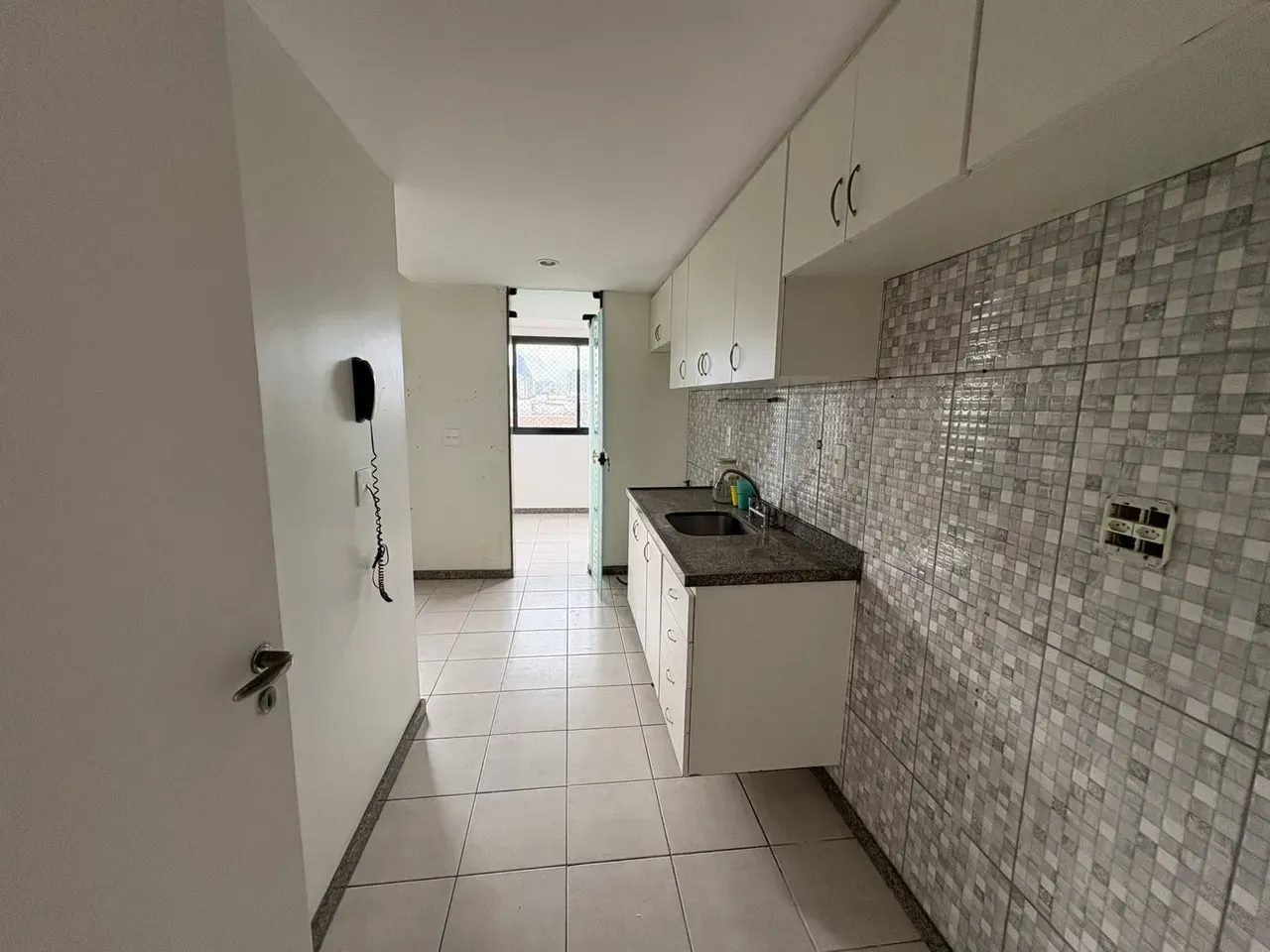 2-bedroom apartment with 3 bathrooms and a pool in the building — photo 2