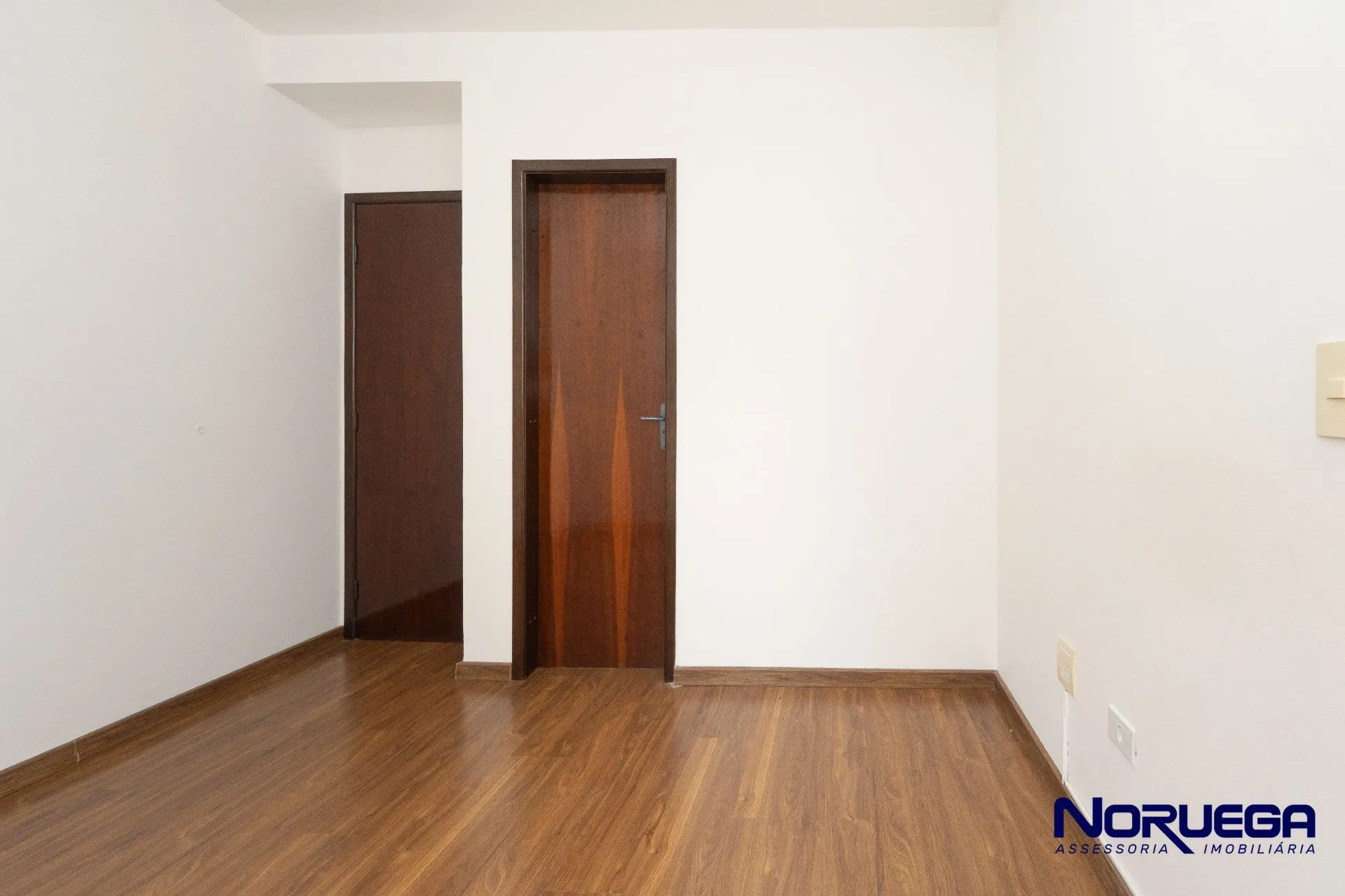 Wood or laminate floors in a 2-bedroom apartment, 103 m² — photo 21