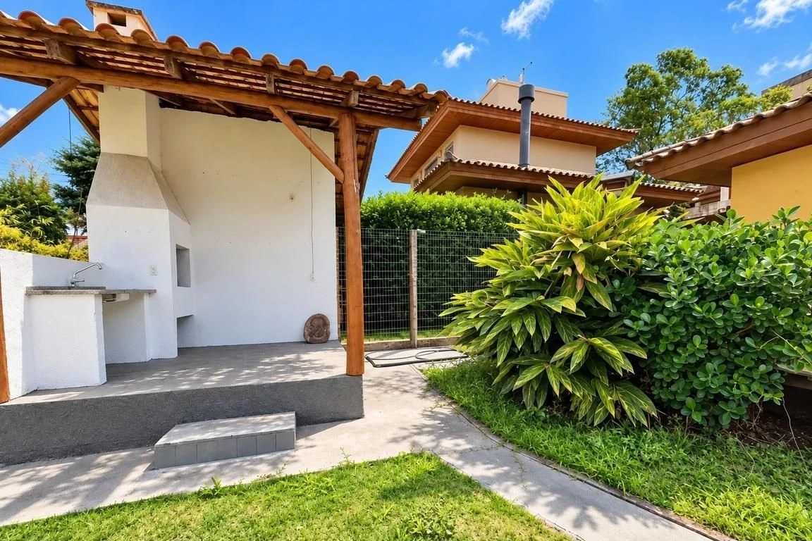 Balcony with a grill in a 2-bedroom house, 130 m² — photo 27