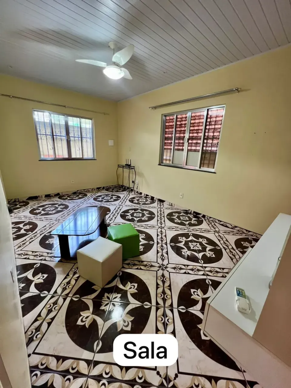 House with 1 bedroom and 1 bathroom, no parking