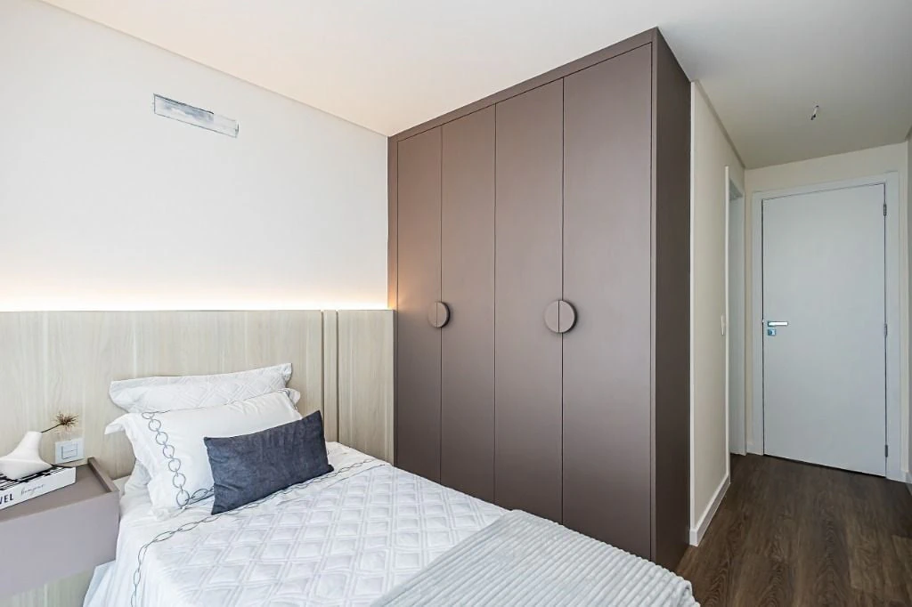 Floor-to-ceiling windows in a 3-bedroom house, 137 m² — photo 27