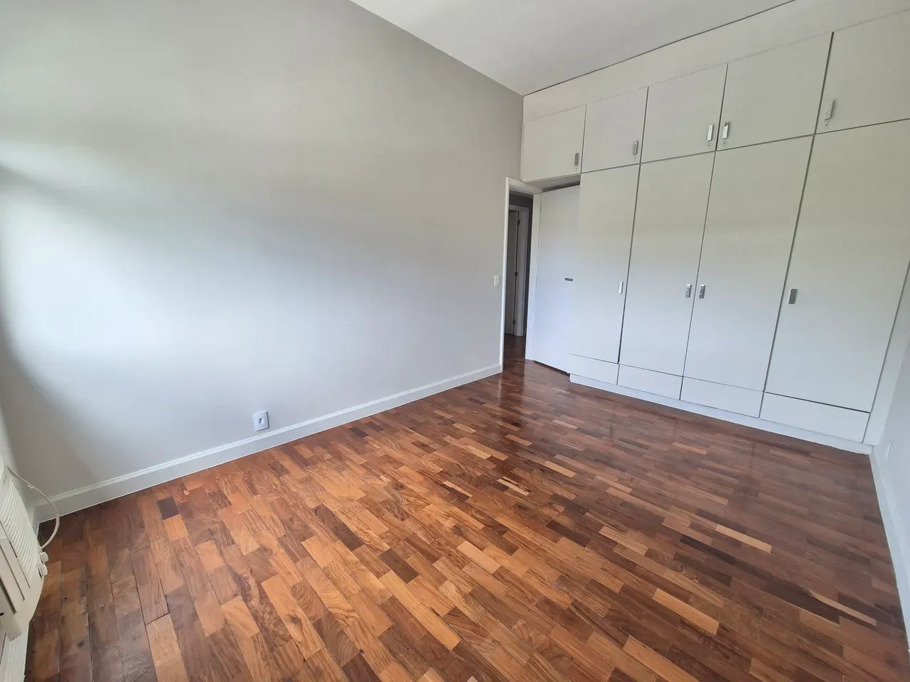Unfurnished 4-bedroom apartment with a private garden — photo 21