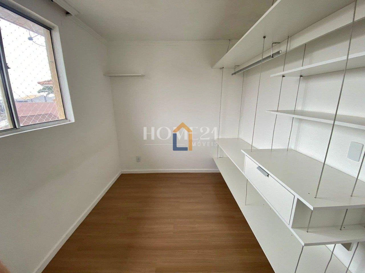 2-bedroom apartment with wood or laminate floors — photo 9
