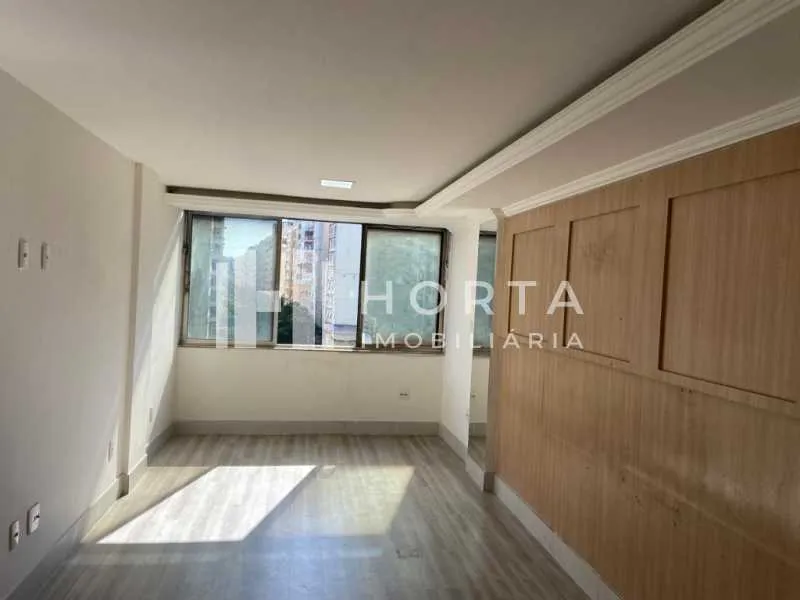 Studio on the 7th floor with wood or laminate floors — photo 9