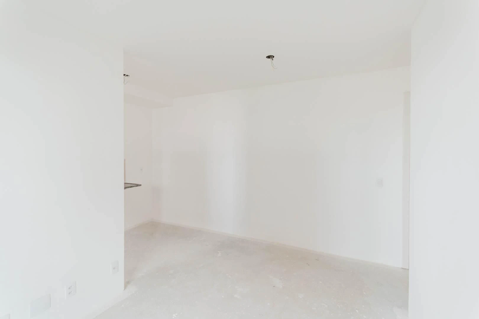 2-bedroom apartment with a suite and a glass balcony — photo 25