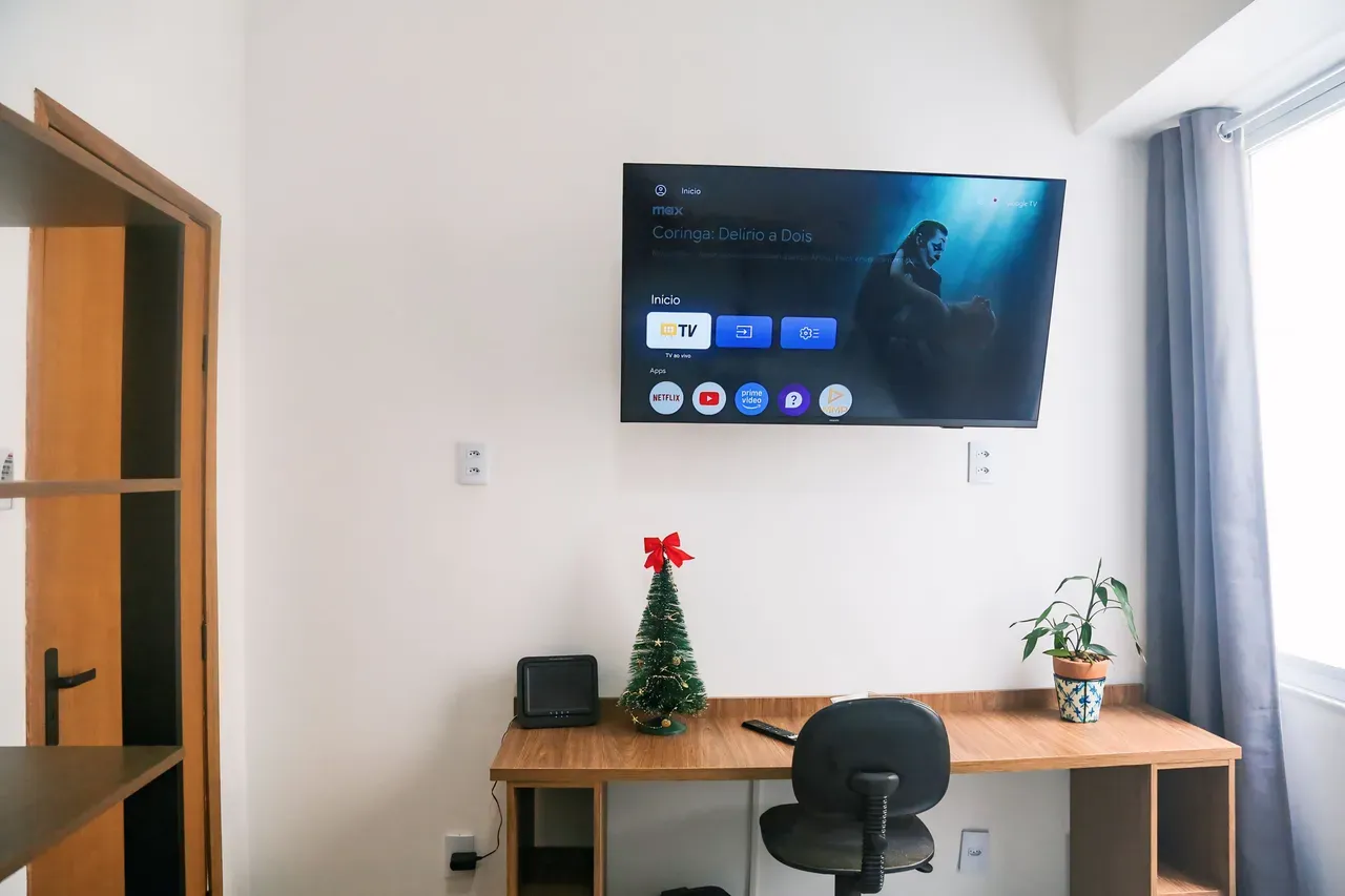 Studio on the 8th floor with a home office