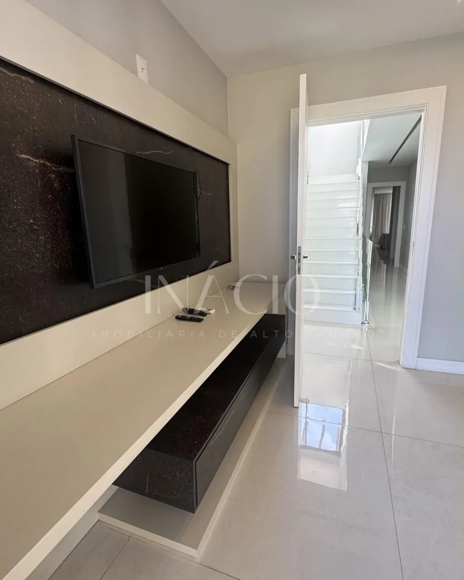 Furnished house, 600 m², with floor-to-ceiling windows — photo 19