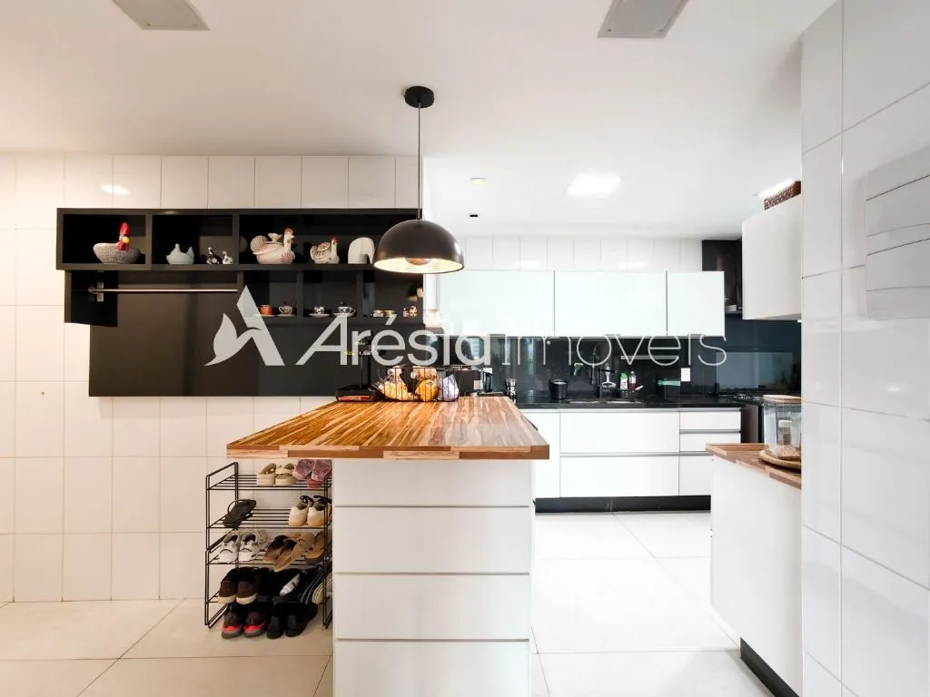 Balcony with a grill in a 4-bedroom apartment, 178 m² — photo 18